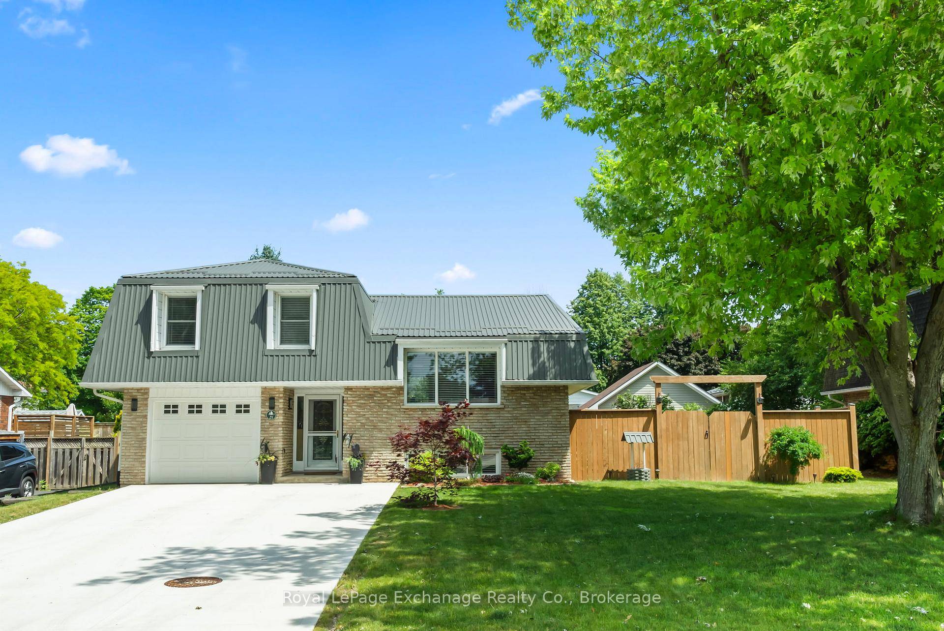 Charming Updated Sidesplit Home in Huron Kinloss Ideal for family, or downsizer living !
