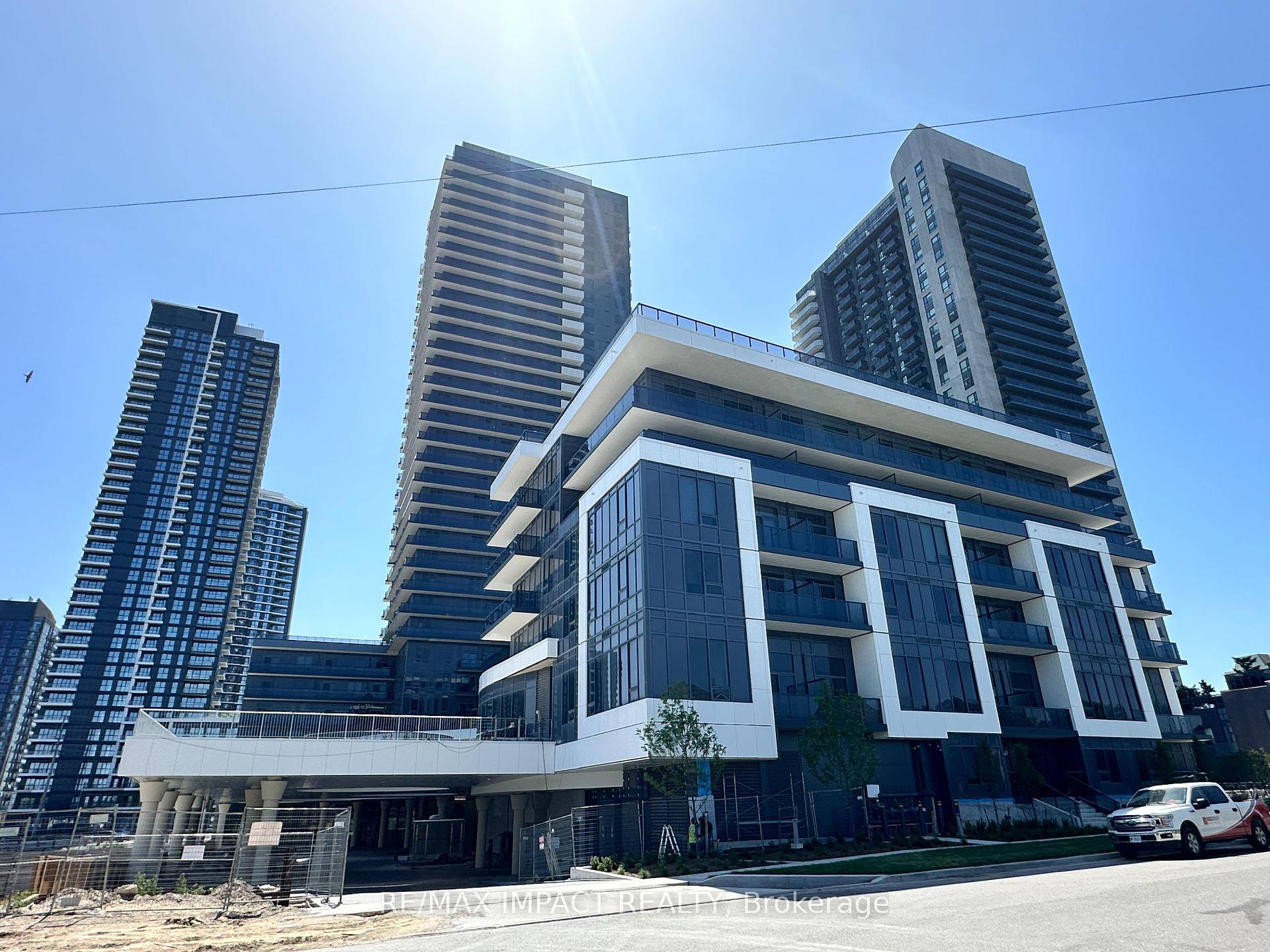 Virtually staged Welcome to an extraordinary 1 bedroom Plus den, 1 bathroom residence in one of Mississauga's most sought after and connected locales it comes with 1 Parking amp ; ...