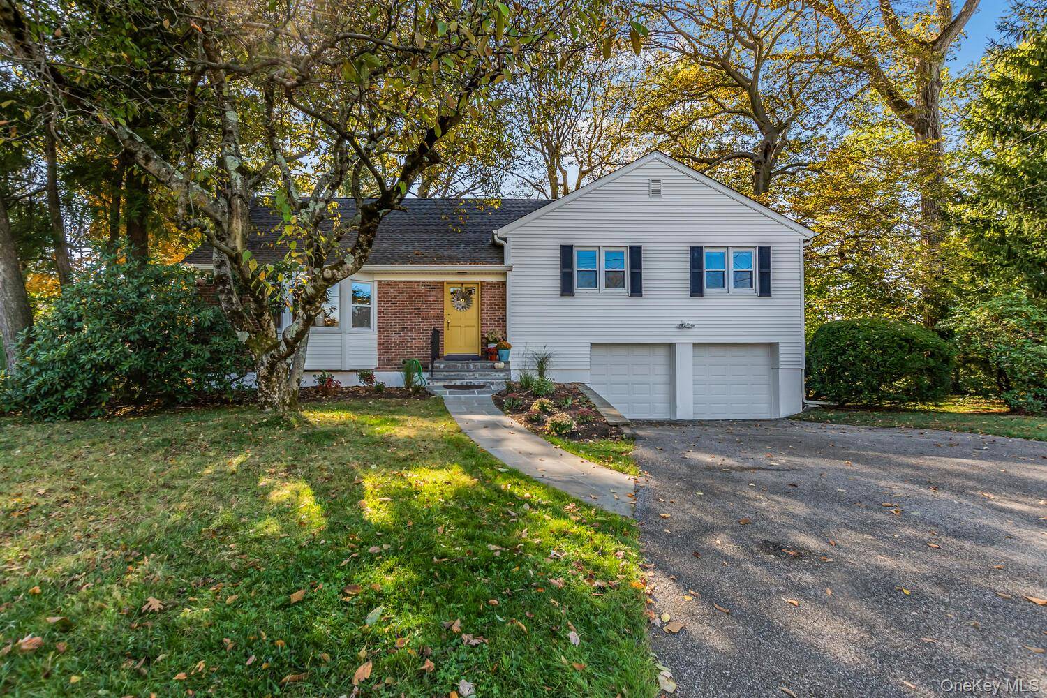 Wonderful 4 bedroom split level in the heart of Pinebrook Estates.