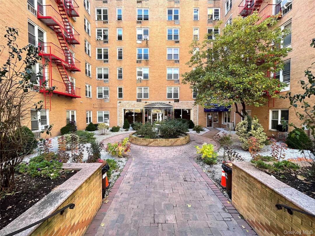 For Sale 42 42 Colden Street, Flushing, NY Co op 1 Bedroom 1 Bath Discover comfort and convenience in the heart of Flushing with this well maintained 1 bedroom co ...