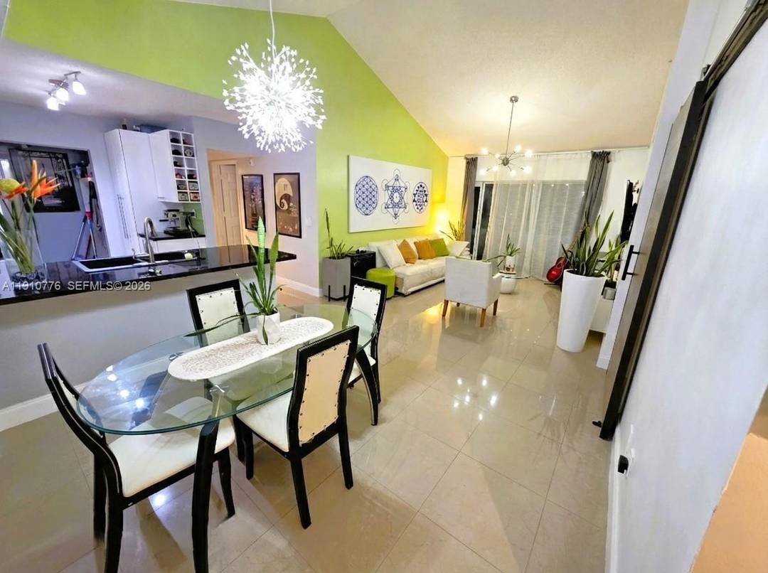 BEAUTIFUL gt ; gt ; gt ; CORNER UNIT WITH 3 BEDROOMS AND 2 BATHS.