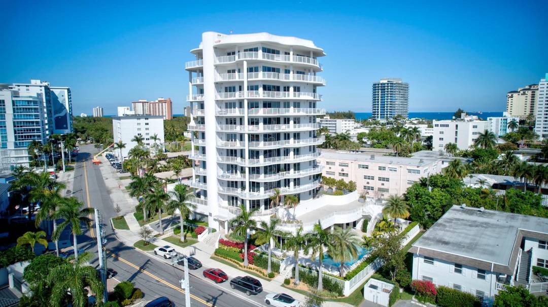 Stunning half floor 2BR den just 3 blocks from the sand in the heart of Fort Lauderdale Beach.