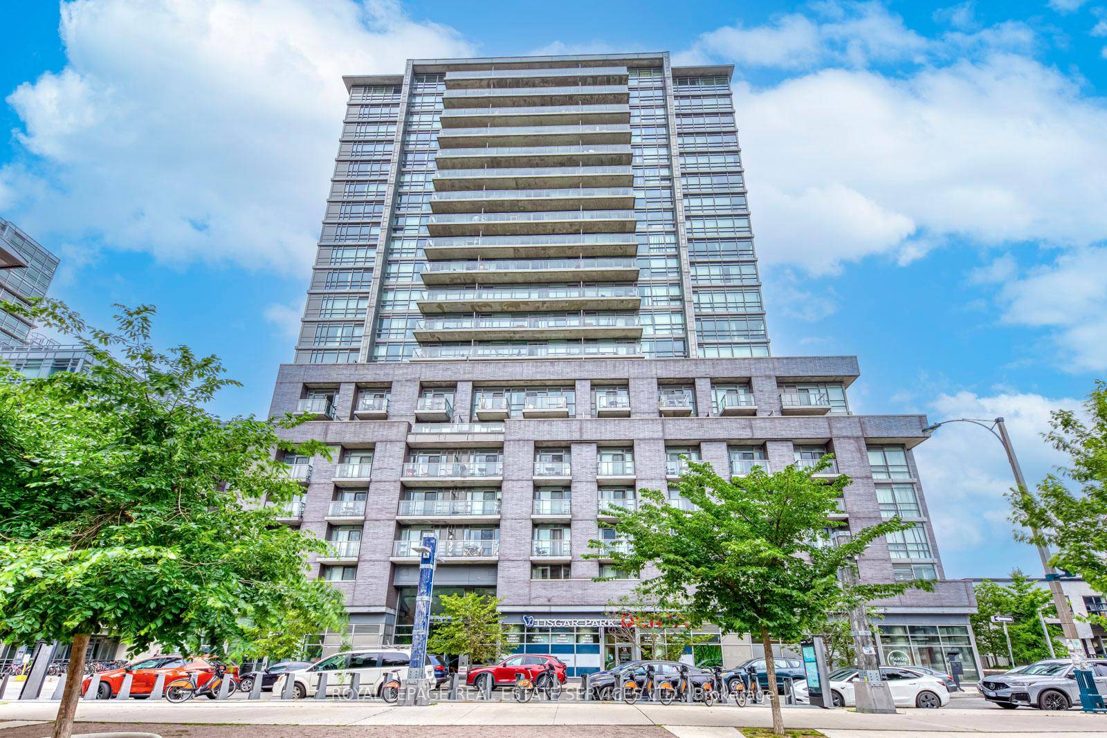 Fantastic 2 Bedroom Condo in Torontos Trendiest Neighborhood !