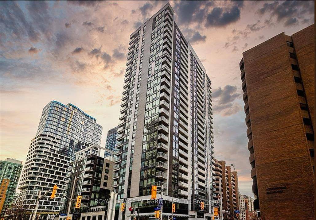 Experience upscale urban living in this newly constructed luxury one bedroom, one bathroom condominium, ideally situated in the heart of downtown Ottawa.