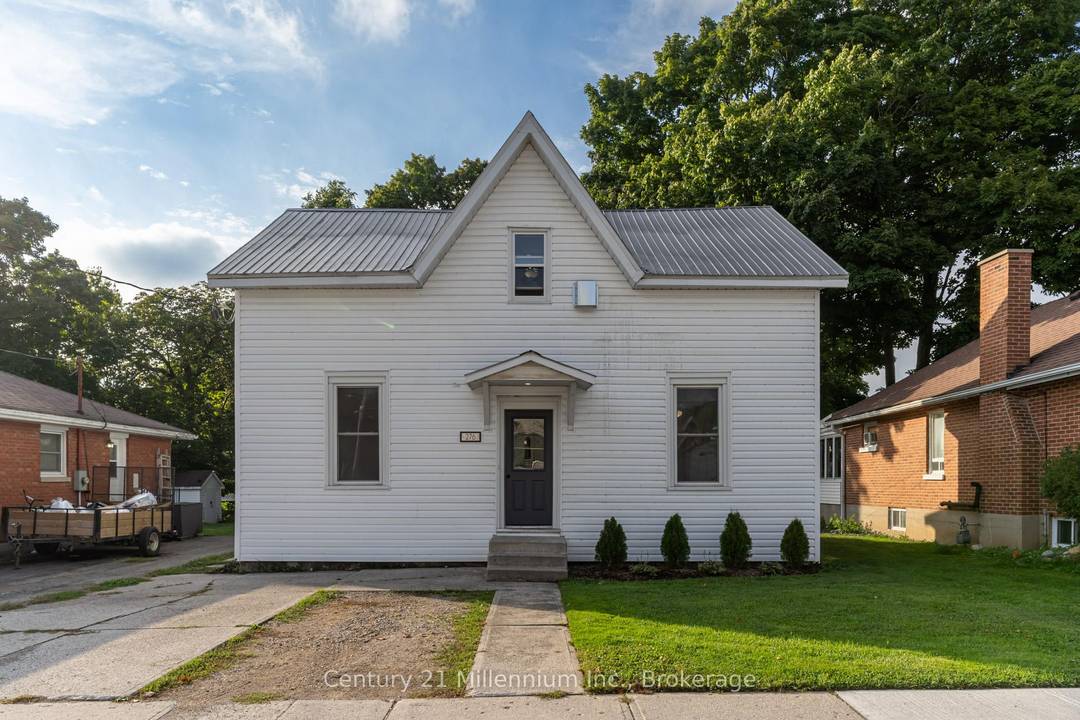 2 Bedroom Apartment available immediately at 276 Edward Street, Upper Unit 2nd Floor of Duplex, Wingham, ON.