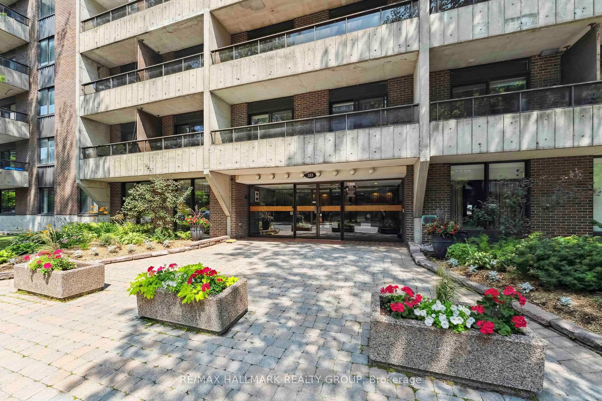 Welcome to 333 Chapel Street, ideally situated in the sought after Sandy Hill neighbourhood !
