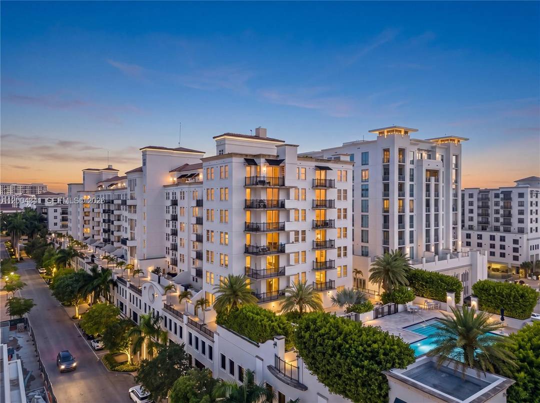 Experience sophisticated living in the heart of Downtown Coral Gables in this beautifully appointed 2 bedroom den residence spanning 1, 066 SF.