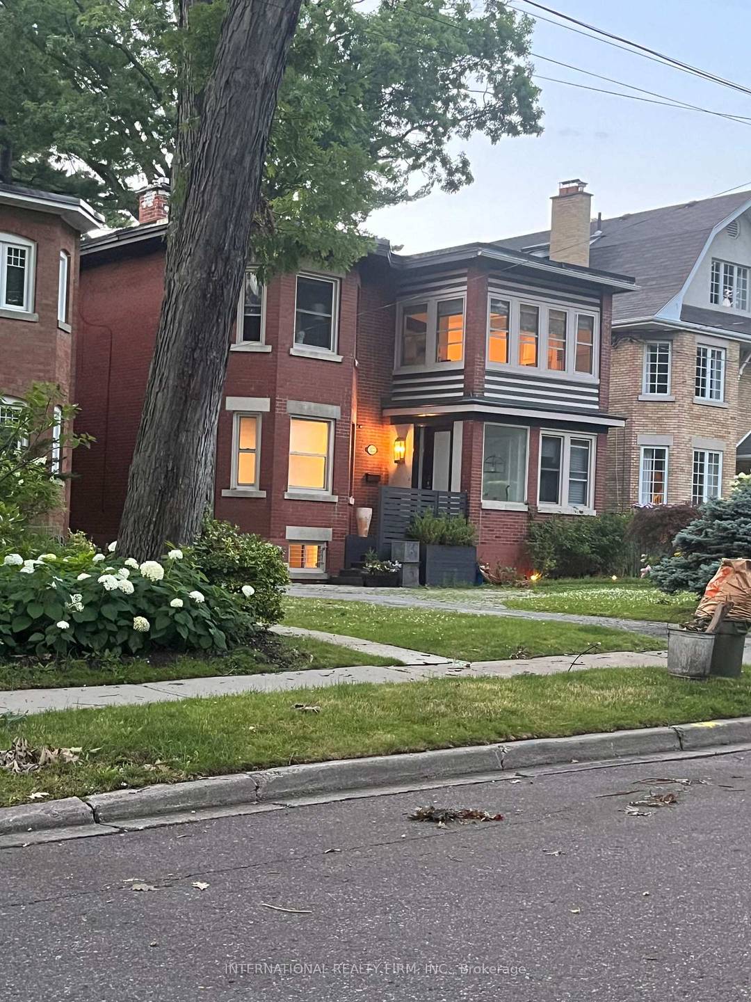 Approx. 1900Sf amp ; 10' Ceilings.