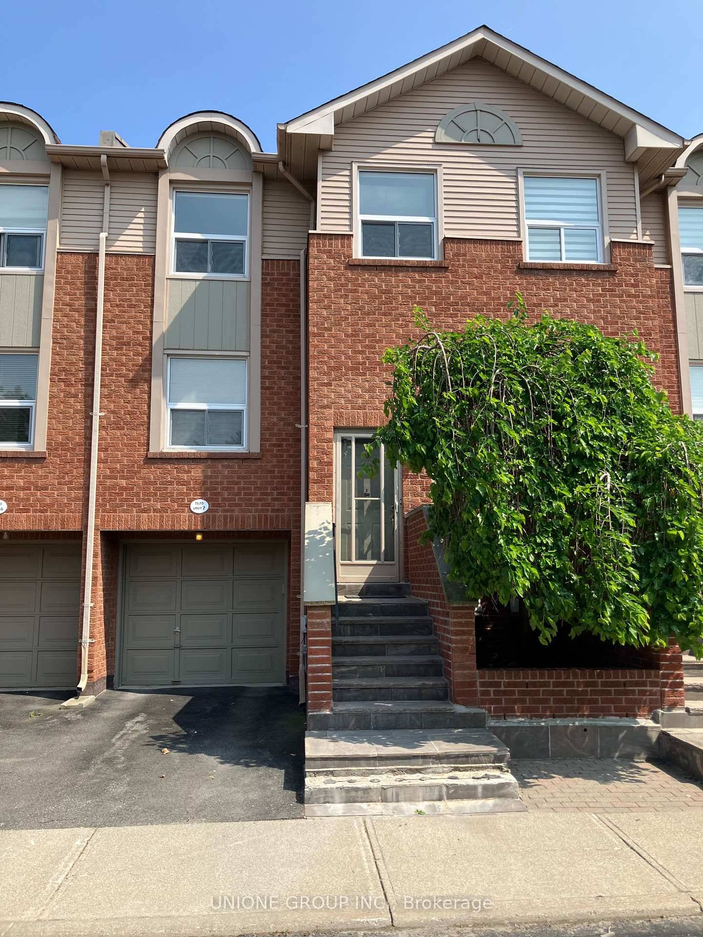 Welcome to this beautifully upgraded and meticulously maintained home in the prestigious Glen Abbey neighbourhood !
