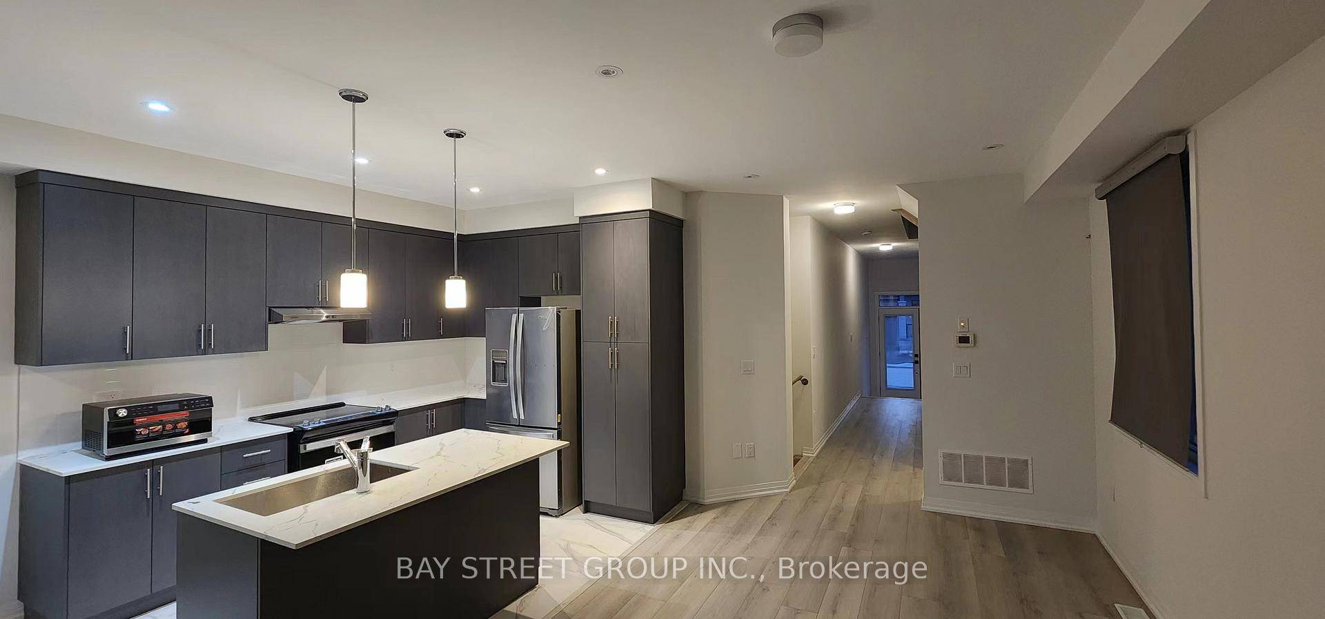 Modern End Unit Townhouse In The High Demand Richmond Hill Community !