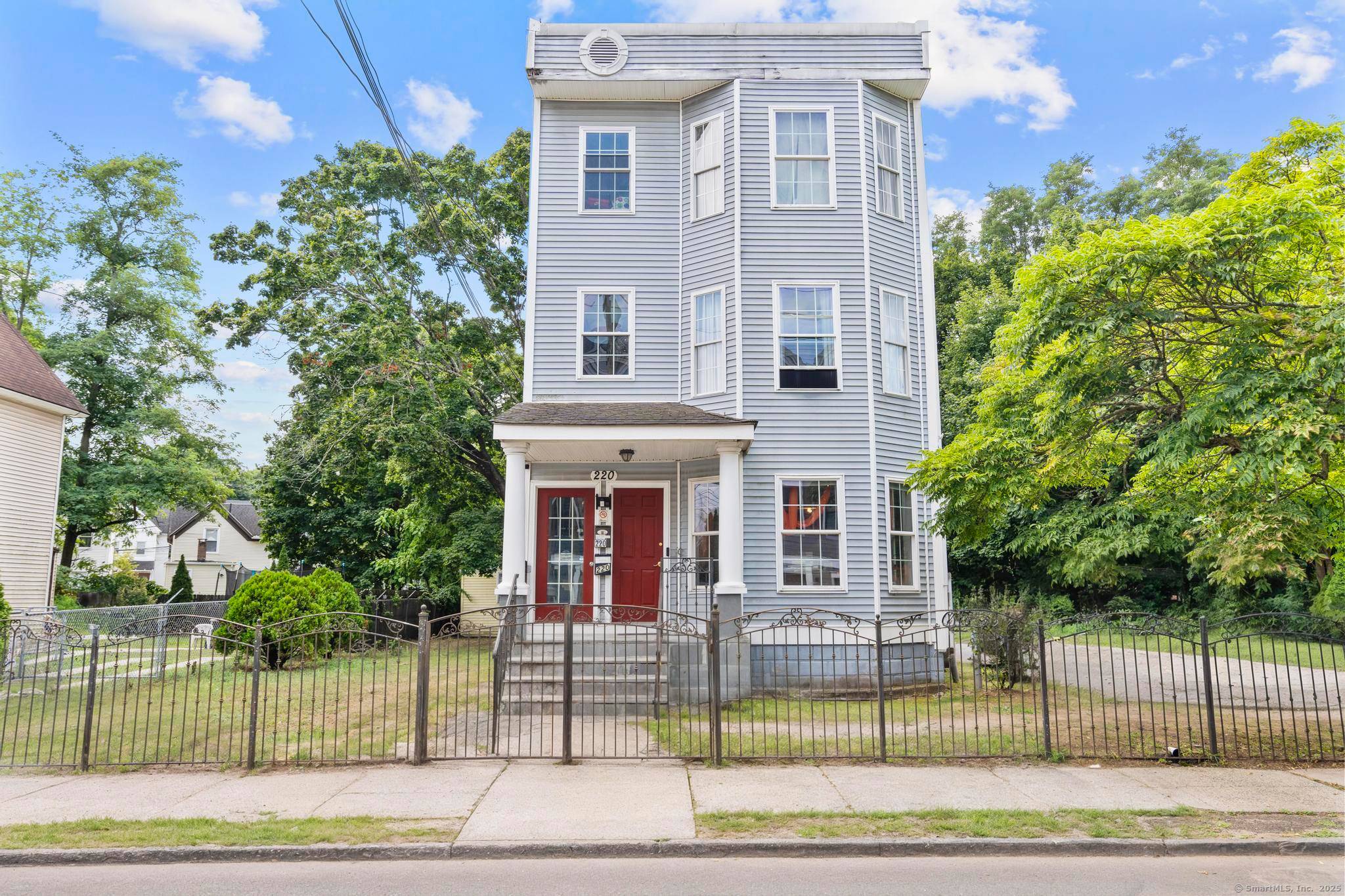 220 224 Munson Street in New Haven offers an excellent investment opportunity with 4 total units across 2 lots, conveniently located near shopping and Yale.