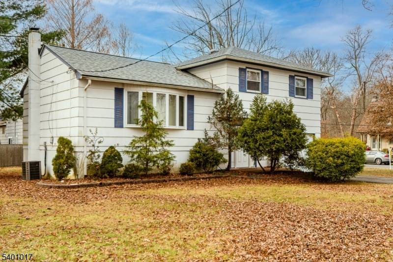 Welcome to 4 Herbert ! Nestled in the sought after Gardens section of West Caldwell, this well maintained split level home sits on a generous corner lot and offers wonderful ...