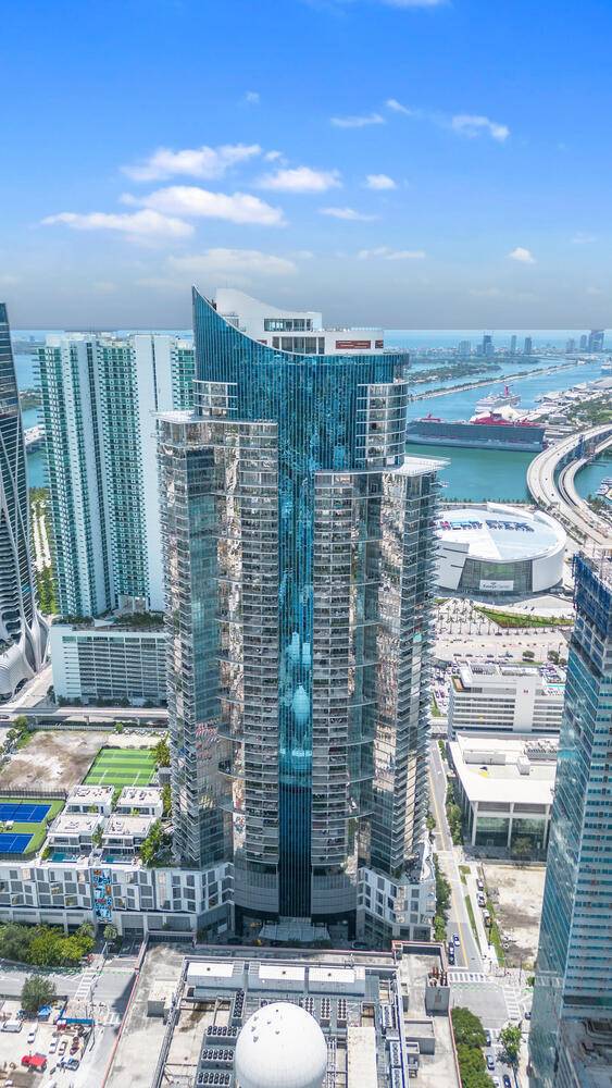 Corner Apartment located in the heart of downtown Miami at the building with the most amenities in the world PARAMOUNT Miami Worldcenter includes 5 pools, spa, outdoor lounge, summer kitchen, ...