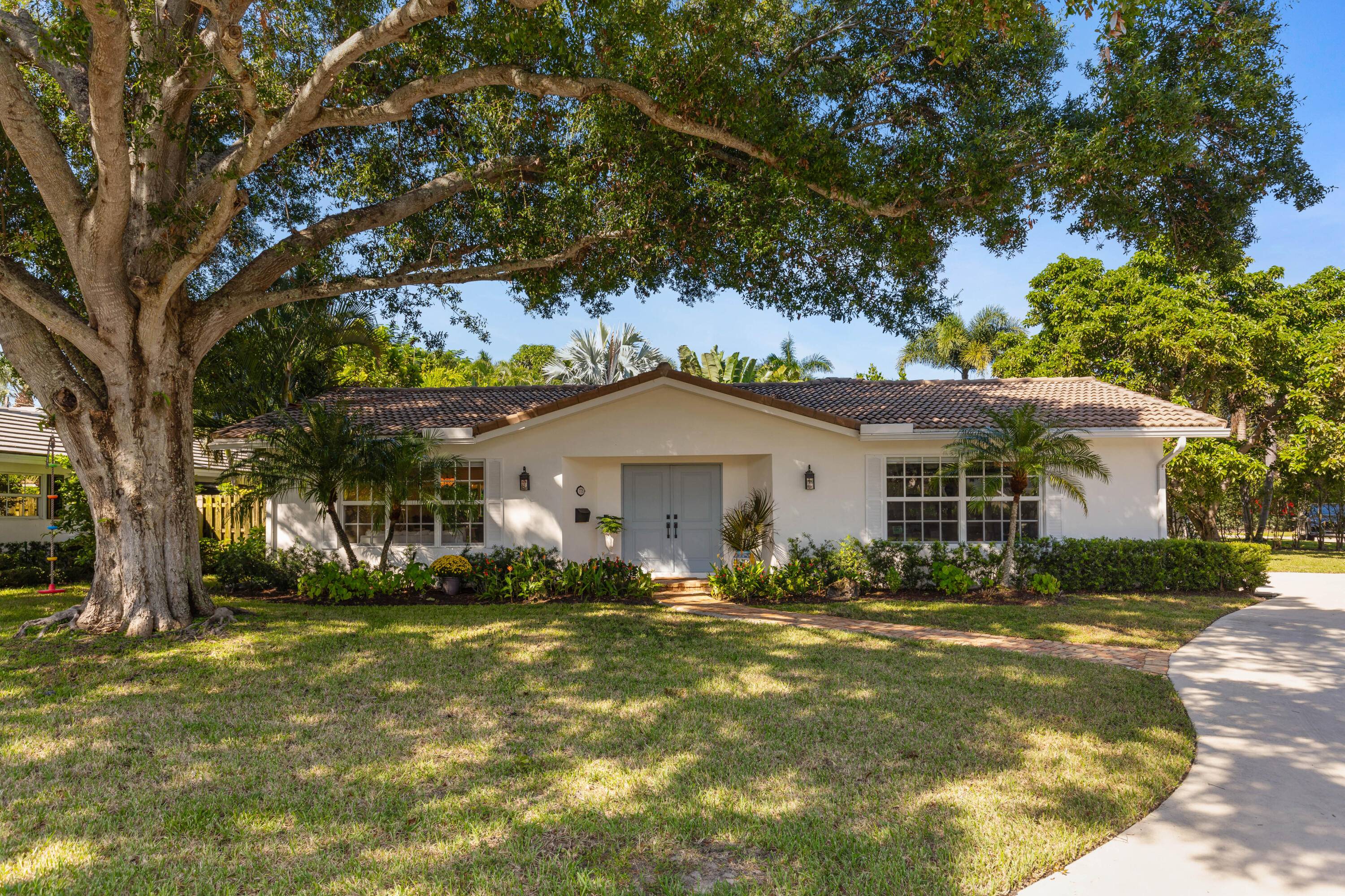 Elegant 3 Bedroom, 2 Bath Home in Coveted Tunison Palms Old Floresta.