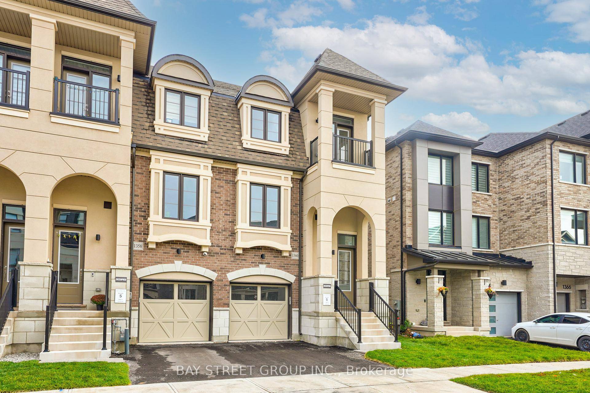 Stunning End Unit Townhouse 4 Bedroom, 4 Bathroom Townhome !