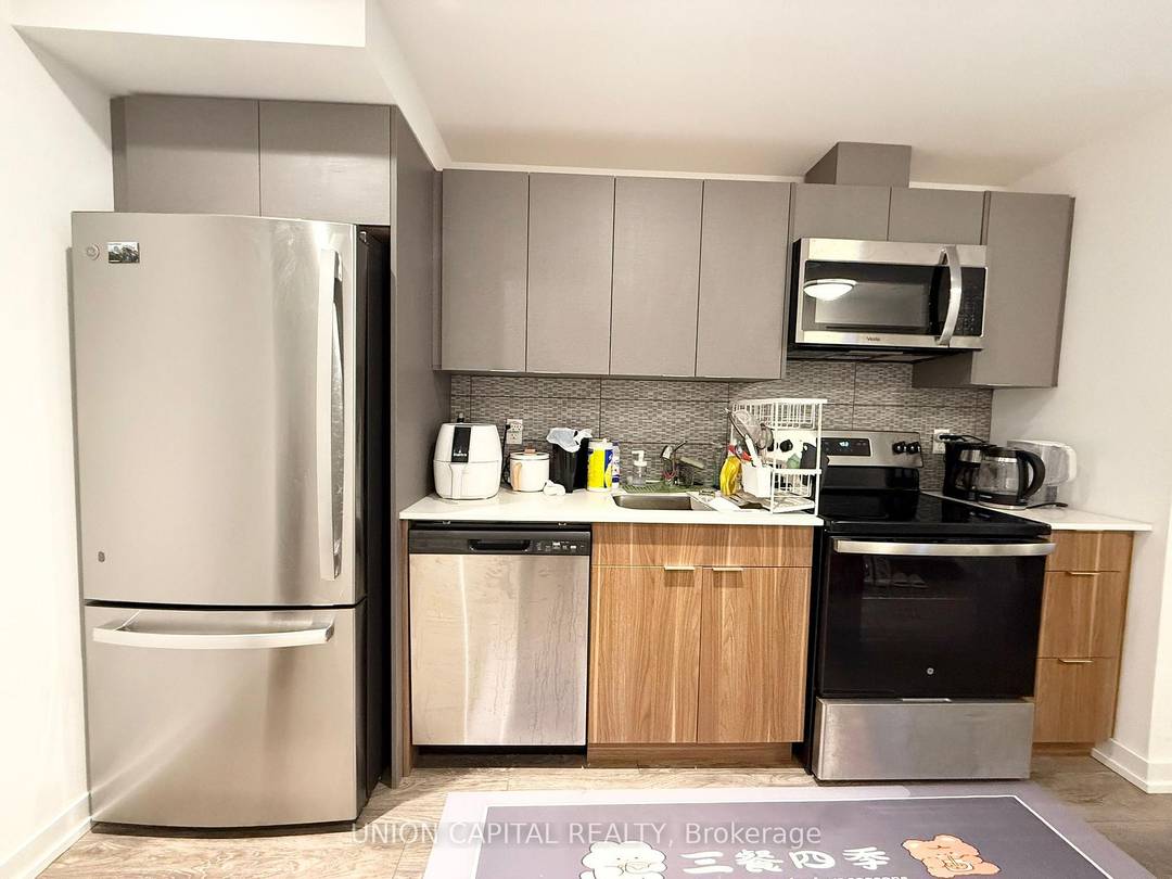 MASTER BEDROOM ON THIRD FLOOR ONLY.