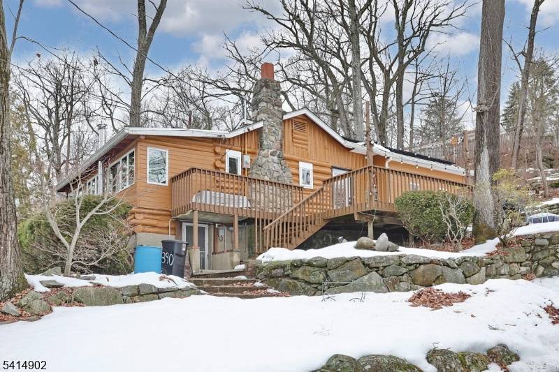 This beautifully maintained 2 bedroom, 1.