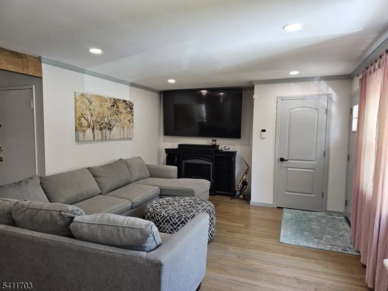 Look no further ; the perfect 2 unit home is here !