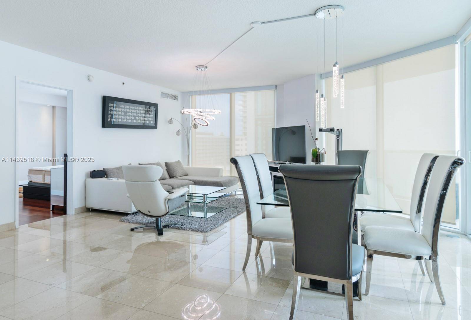 Spectacular three bedrooms residence located in a very well established building just across the street from the majestic Sunny Isles beach.