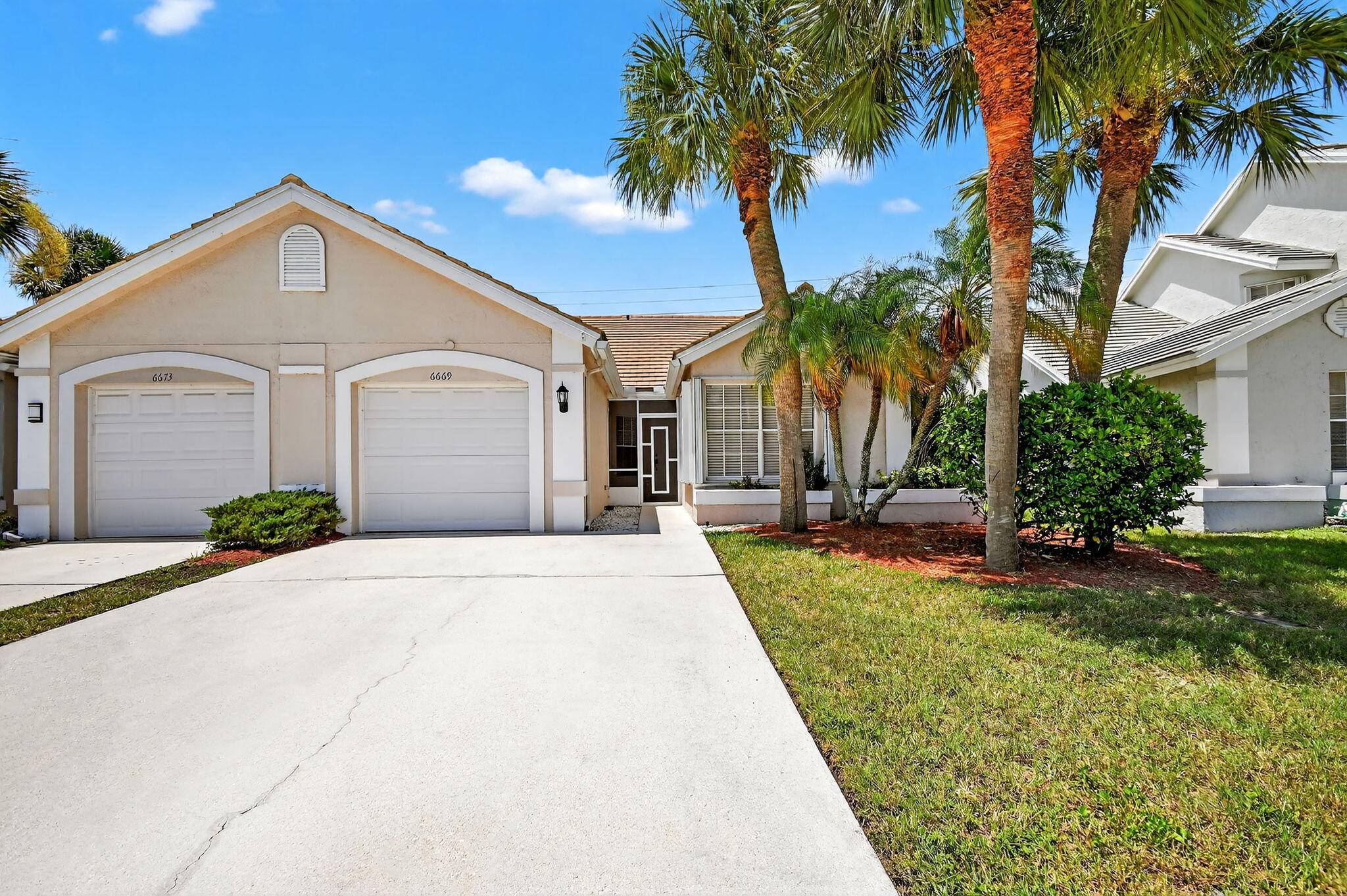Situated in the sought after Northtree community, this charming 2 bedroom, 2 bath villa with a 1 car garage boasts a prime location near shopping, dining, Park Vista High School, ...