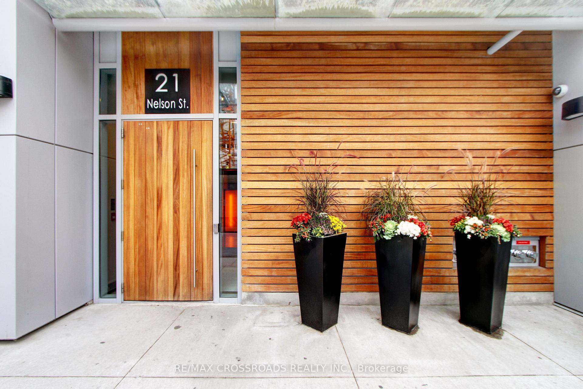 Bright amp ; Spacious Junior 1 Bedroom Suite In 'Boutique' In The Heart Of Financial Entertainment Dist.