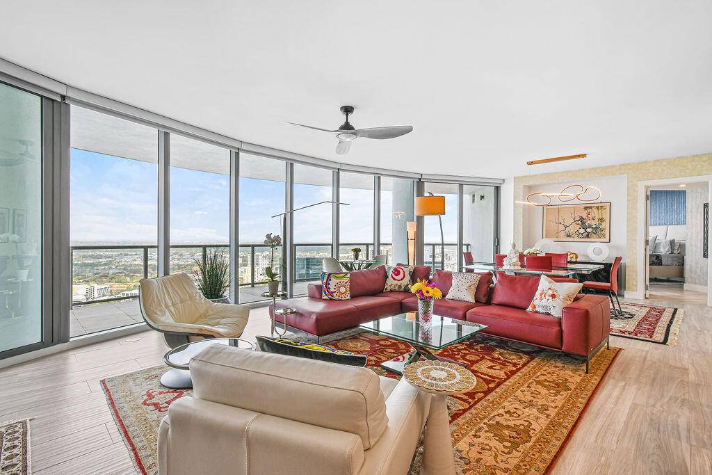 Welcome to the iconic 100 Las Olas !