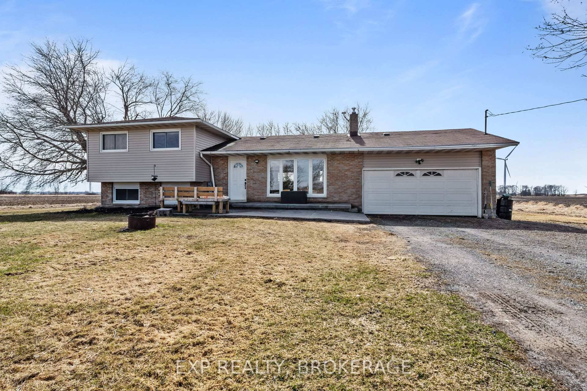 This well cared for side split home on Wolfe Island is as cute as they come !