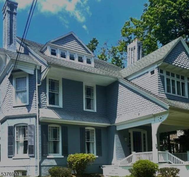 This Money Maker is perfect for Investors and Owner Occupants !