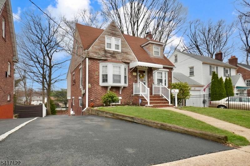 Welcome to this charming single family home located in the heart of Belleville !