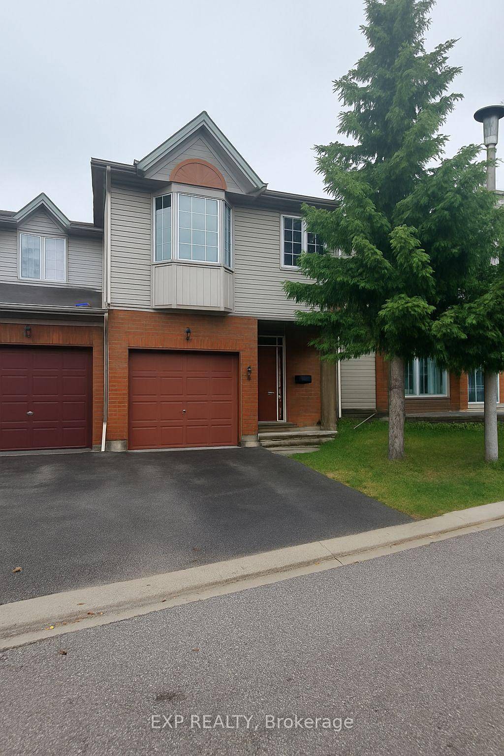 Welcome to this fantastic end unit townhome, ideally situated in the sought after community of Riverview Park.