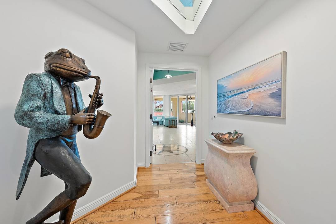 Corner residence in the Mariner Building with over 3, 100 square feet of light filled living space, an oversized master suite and two guest bedrooms.