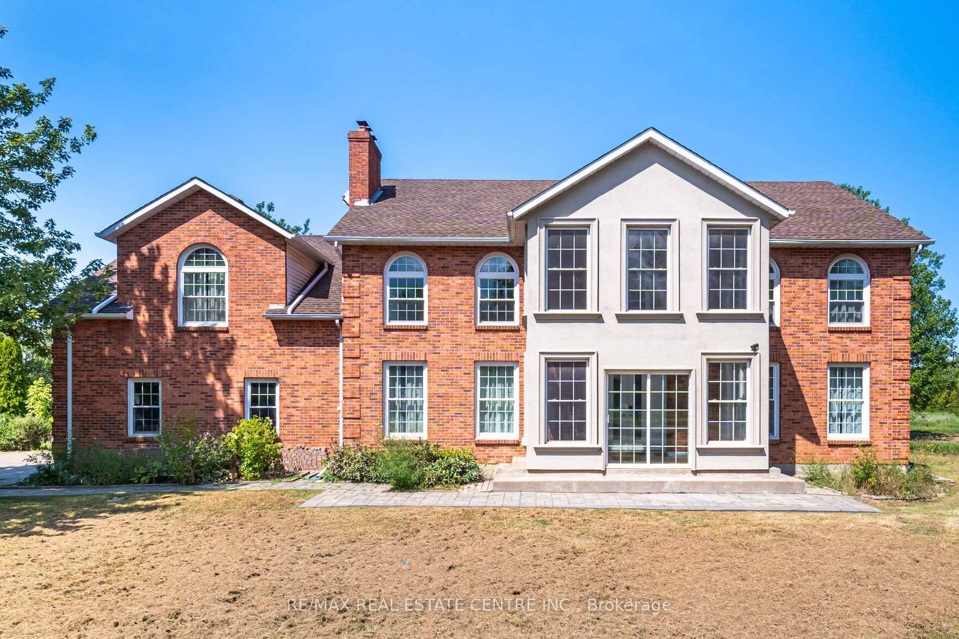 31 Acre Estate in Picturesque Niagara on the Lake Nestled at the end of a quiet cul de sac just off Airport Road, this impressive 4, 000 sq.