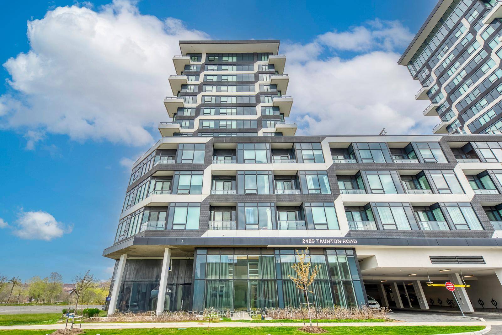 Welcome to luxury living in the heart of Oakville's vibrant Uptown Core !