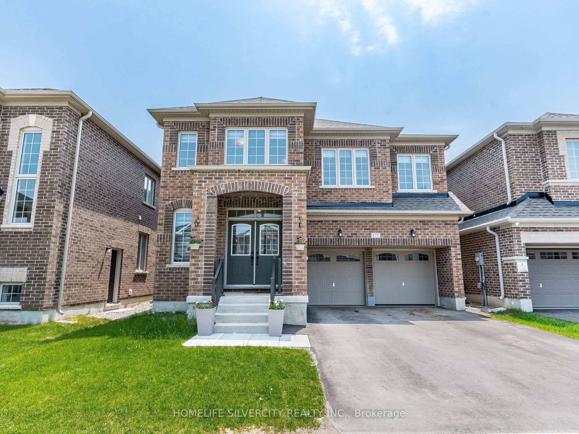 Luxurious new 5 bedroom detached home nested in the charming town of Shelburne !