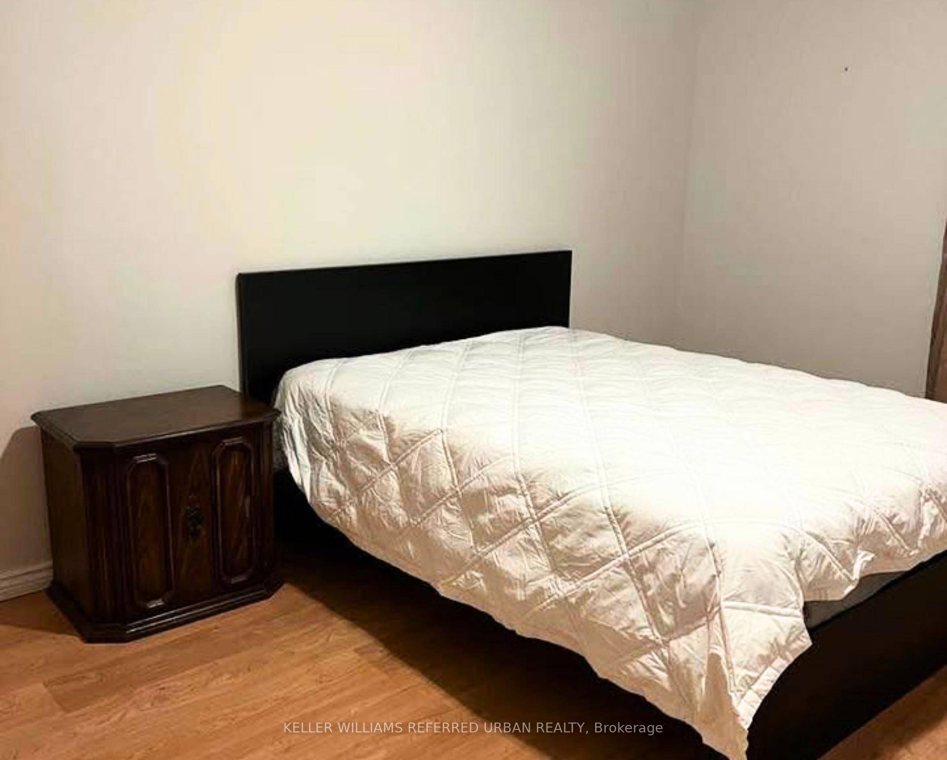 Very Private 2 Bedroom Den, One Bath House.