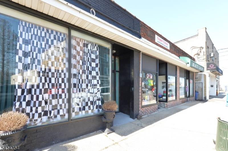 Excellent investment opportunity in a prime location, perfect for an investor.