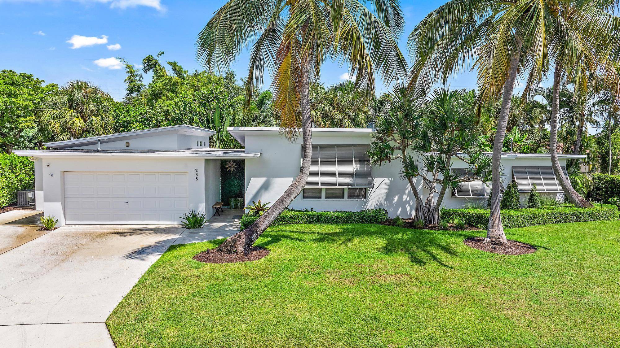 Gorgeous 3BR 3BTH Mid Century Modern home east of Olive Ave.