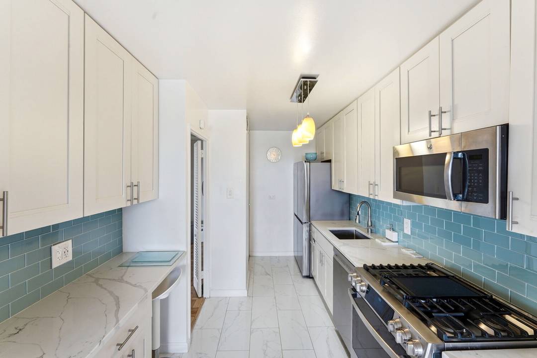 20C is a 2 Bedroom 2 Bathroom apartment with amazing views and incredible light.