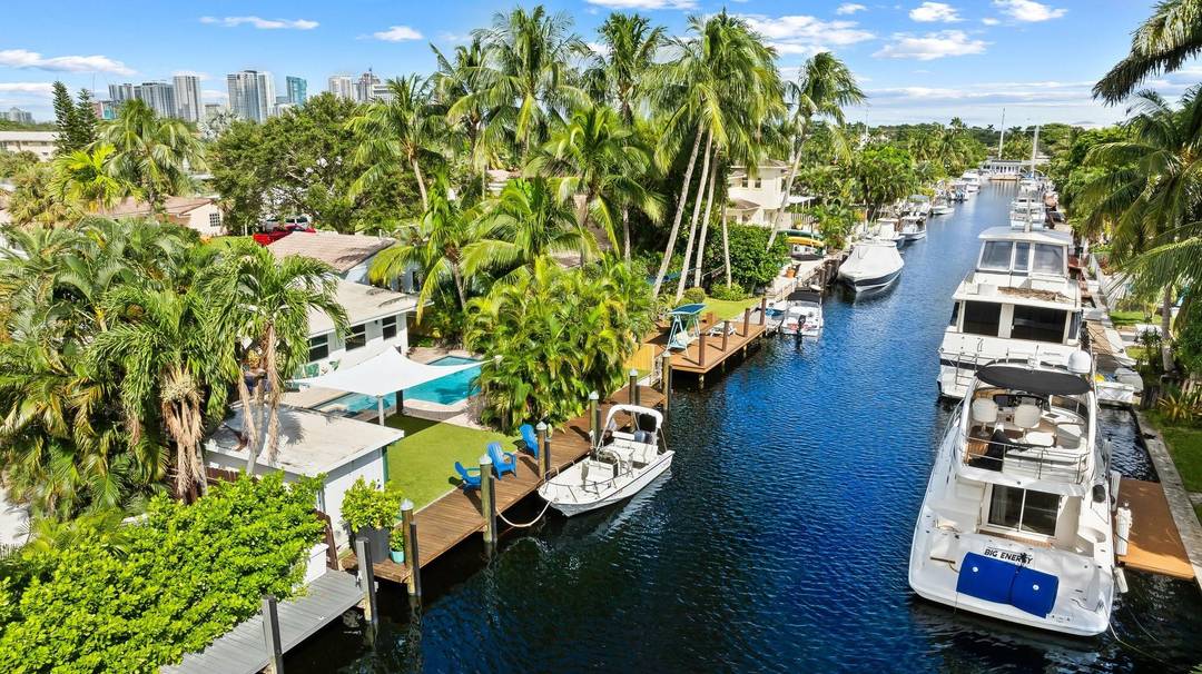 Waterfront rental with 60 amp ; no fixed bridges and ocean access.