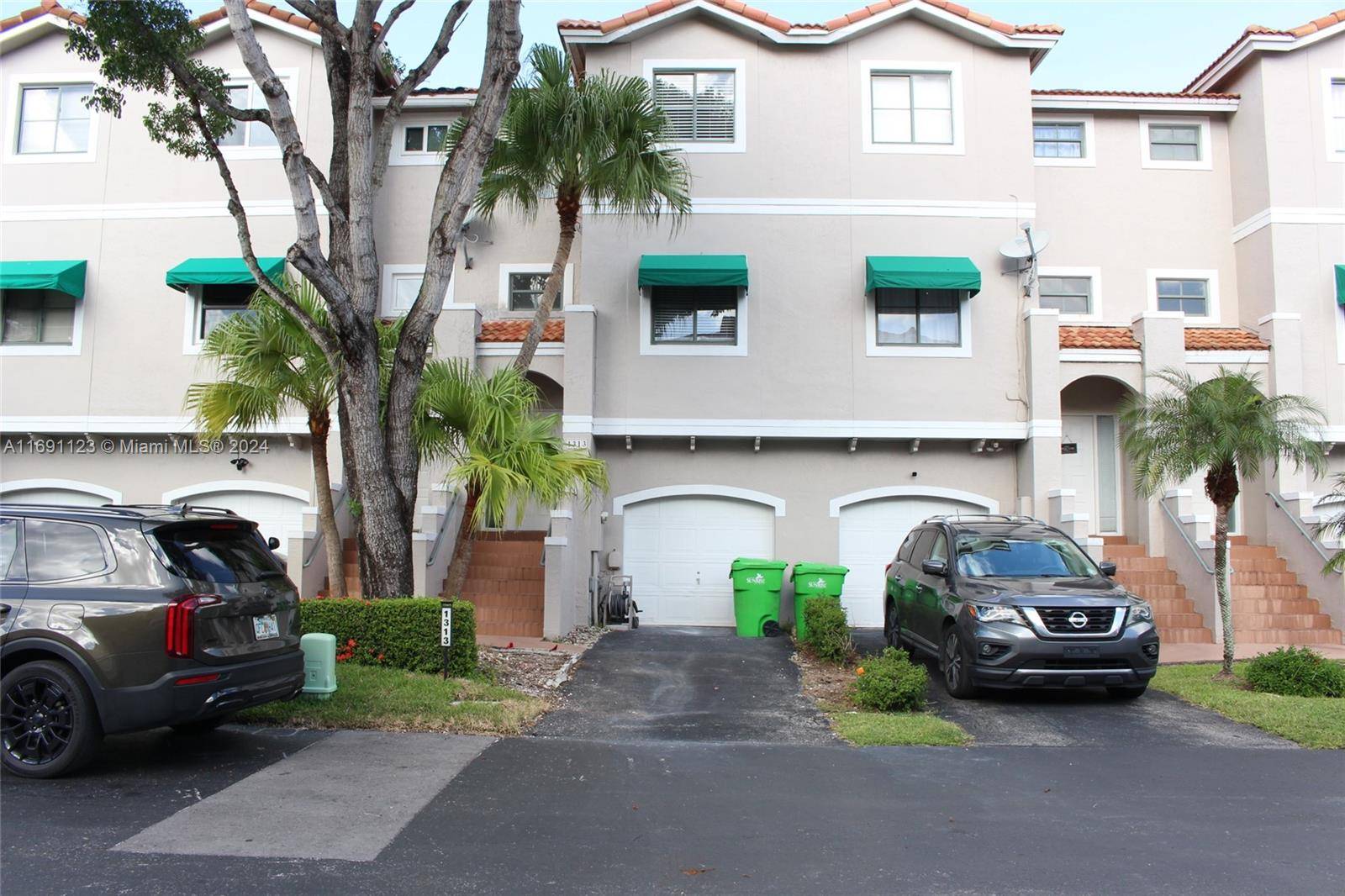 Spacious 3 level townhouse with 1 car garage 3 bed 3 full bath in Allegro, Residence of Sawgrass Mills.