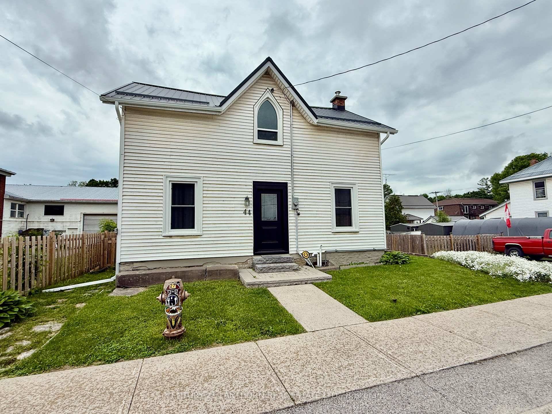 4 bedroom 2 1 2 bath house for lease in Tweed.