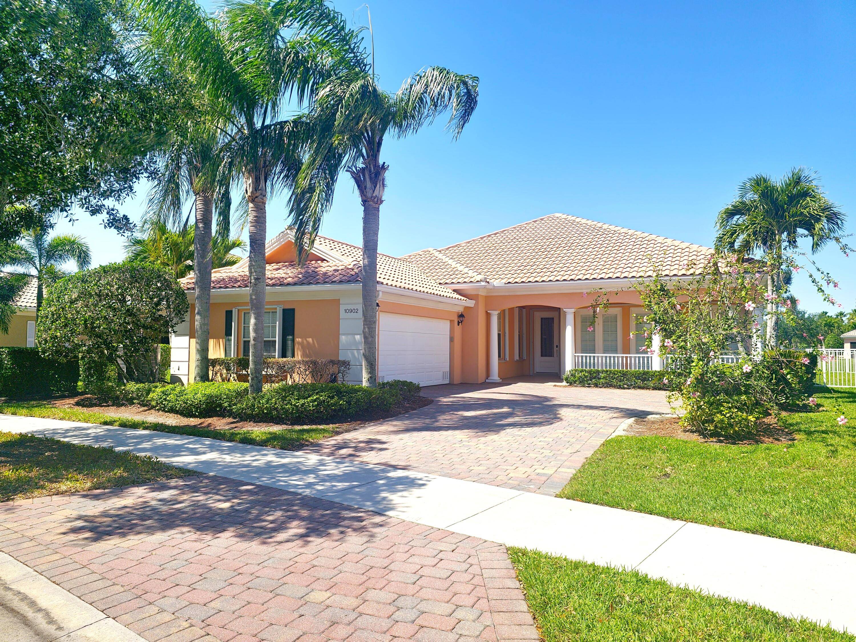 Spacious 4 Bed Pool Home in the Heart of Tradition !