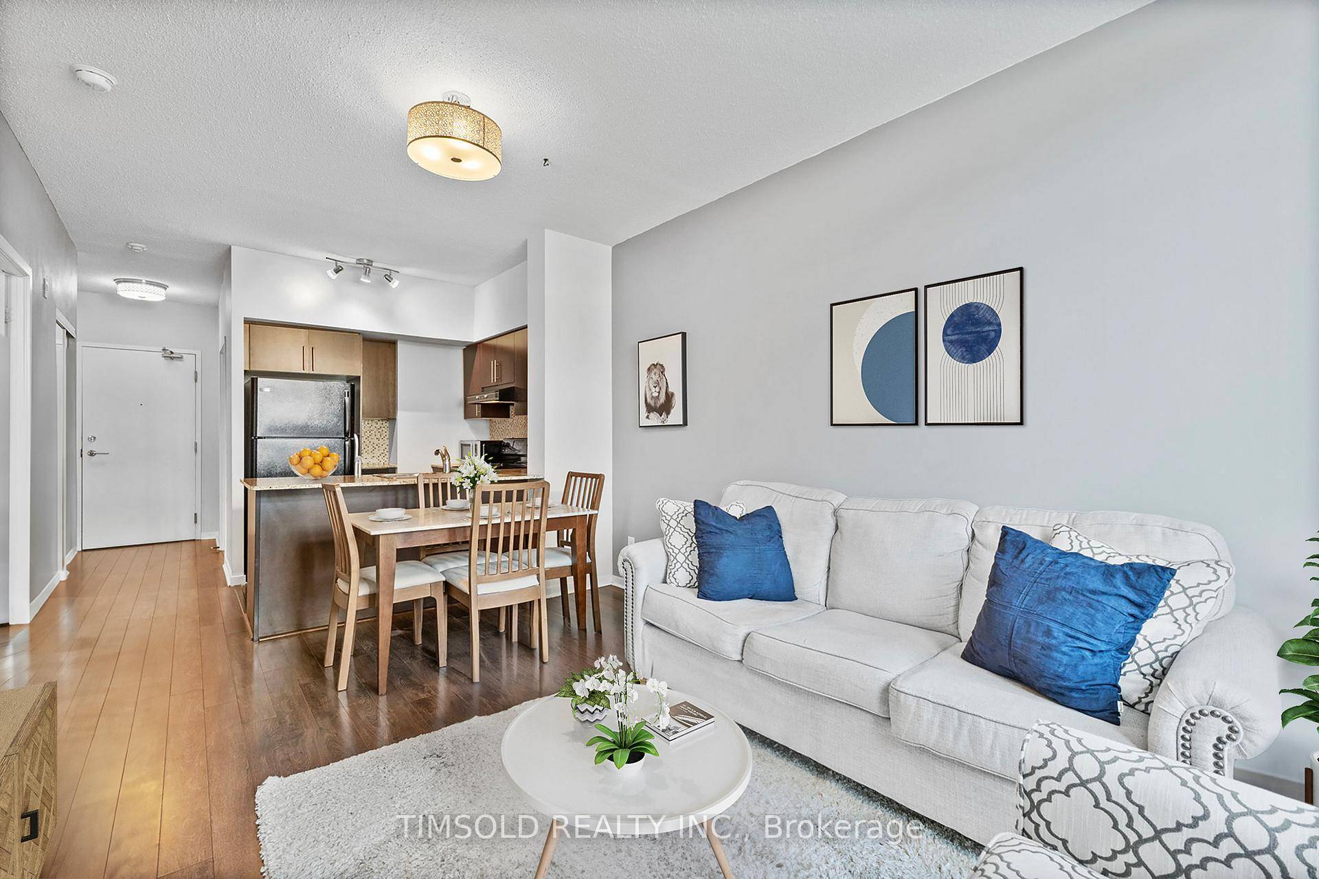 Welcome to Red Hot Condos, situated in the highly desirable Don Mills Banbury area !
