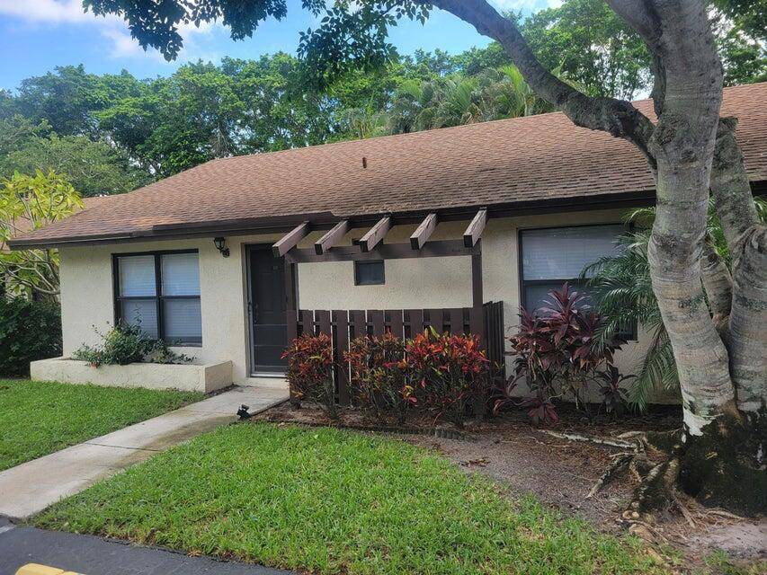 Newly renovated kitchen and bath located in the desirable Dos Lagos, Screened patio and large yard, Included amenities Pool, clubhouse, bbq area, tennis court, trash pickup, 1 reserved parking spot ...