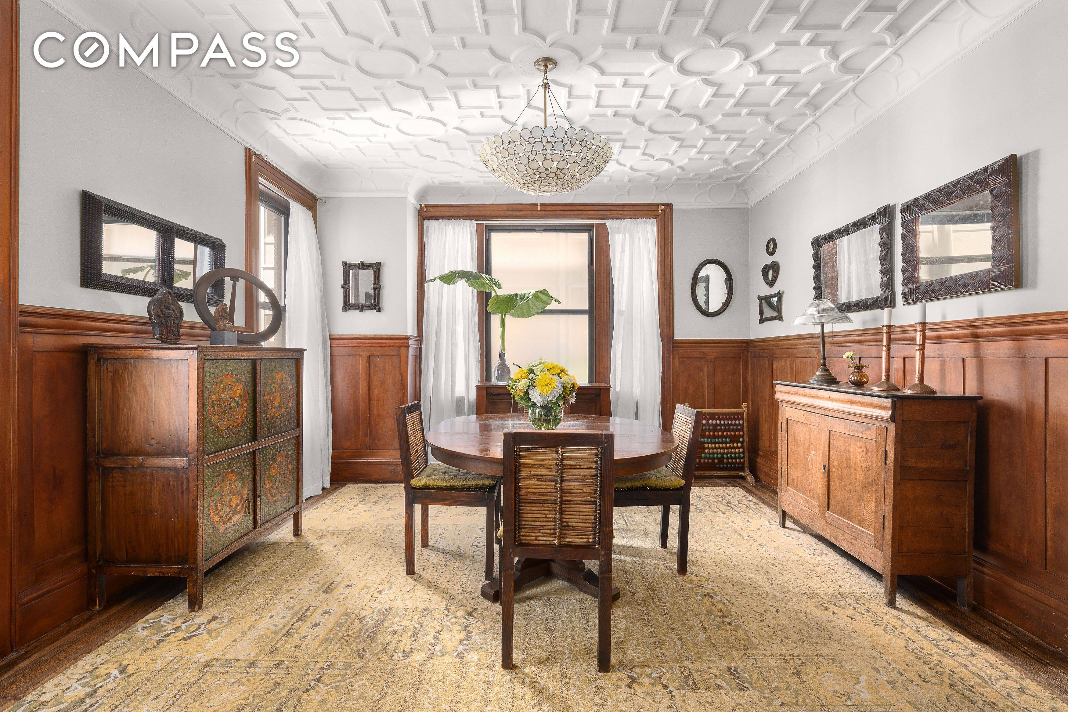 Built in 1912 and set in the Adlon, residence 8G is one of the finest examples of a preserved and restored Arts and Crafts style apartment.