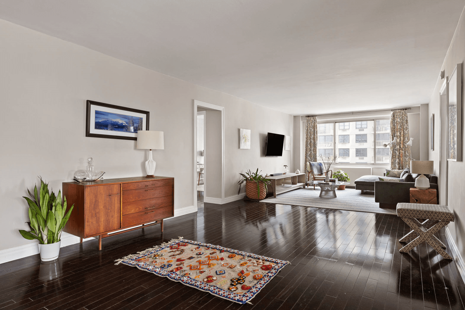 Perched on the 23rd floor, this sun filled corner home on the Upper East Side boasts double exposures, private outdoor space, and sweeping, unobstructed views.