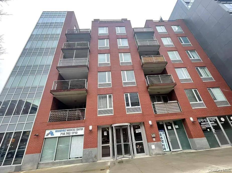 Bright 2B2B condo featuring two private terrace totaling approx 216 sqft.