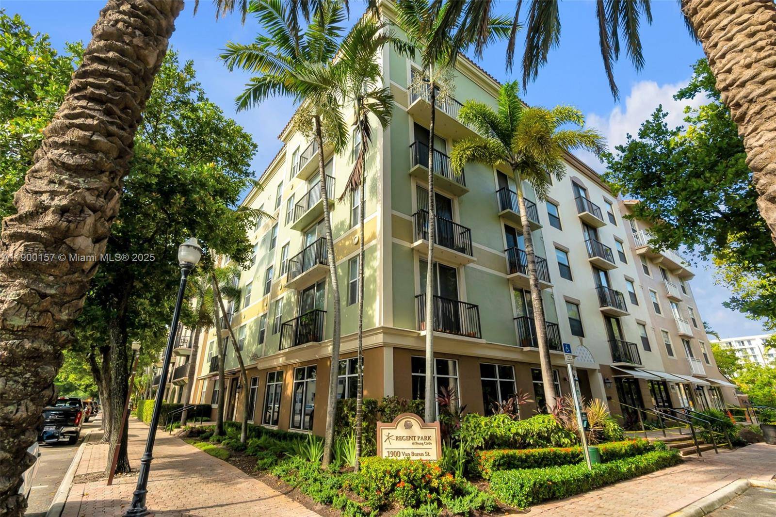 Beautiful 3 bedroom, 2 bathroom apartment located in the heart of Hollywood.