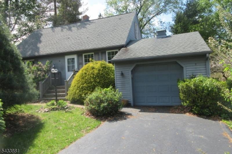 cape cod style home. This property offers 3 bedrooms, 1 baths total.