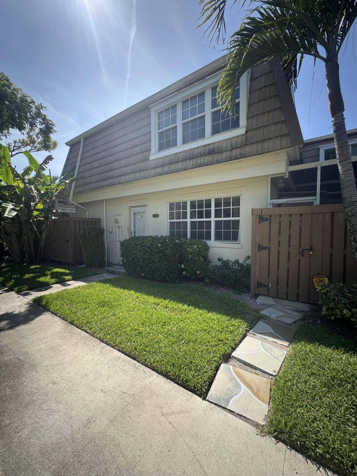 PRIME LOCATION, Lake View Easy access to 95 and Turnpike.